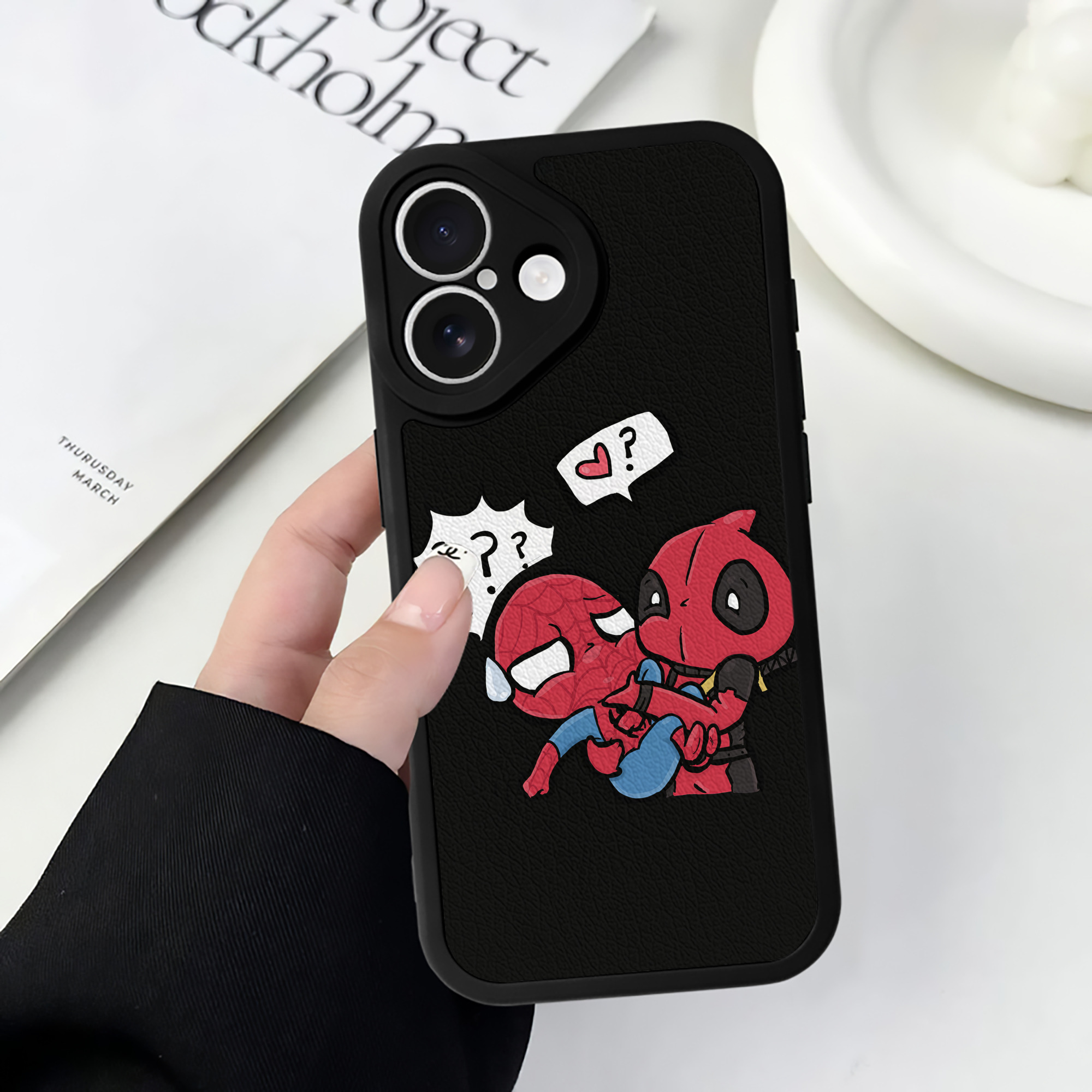 （画像用） Deadpool デッドプール 【iPhone 16シリーズ対応】シリコンスマホケース（レザー調） 材質：シリコン